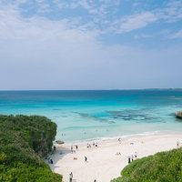 夏休みの砂山ビーチで過ごす南国の楽園 宮古島の白砂遠浅ビーチの写真