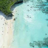 夏休みの潮風と砂山ビーチ、遠くからの空撮の写真