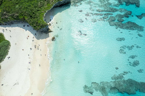夏休みの潮風と砂山ビーチ、遠くからの空撮