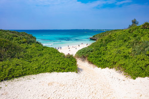 夏休みの宮古島・砂山ビーチで海水浴を楽しむ人々
