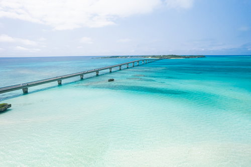 宮古島・池間大橋と南国の海（空撮）