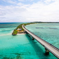 池間大橋から見る透明な南国の海と宮古島の絶景の写真