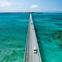 南国の楽園を越えて行く池間大橋の写真