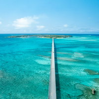 池間大橋から望む宮古島の絶景～沖縄のターコイズブルーの海の写真