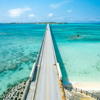 南国の海へと続く池間大橋の先への写真