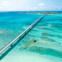 沖縄県宮古島の池間大橋と透明な池間ブルーの海の写真