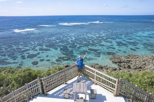 イムギャーマリンガーデンの絶景スポットで両手を上げて喜ぶ男性