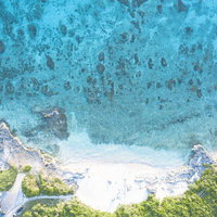 来間島のムスヌン浜を空から捉えた透明度の高い海岸の写真
