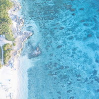 ムスヌン浜の透明度の高い海を空から捉えた俯瞰風景の写真