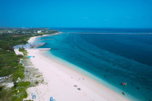 与那覇前浜ビーチの長い橋と白砂浜を臨む宮古島の海辺