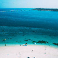宮古島与那覇前浜ビーチの絶景を海上から捉えたドローン空撮の写真