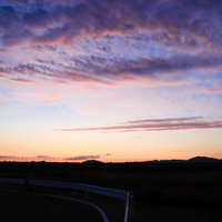 トワイライトの時と焼けた空の田舎道：夕暮れ時の風景の写真