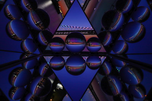 反射鏡とガラス玉に映り込む日没の光景と夕暮れの風景