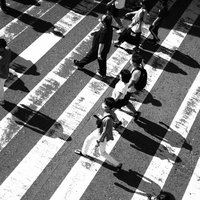 モノクロで撮った横断歩道を行き交う人々の群衆の写真