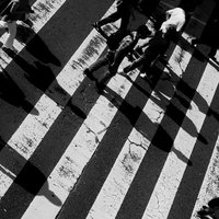 横断歩道を渡る人々のモノクロシルエットの写真