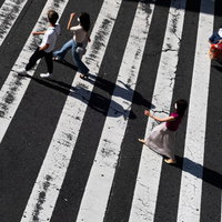 横断歩道を渡る歩行者の影のシルエット写真の写真