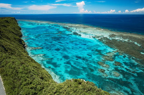 三角点からの宮古島・伊良部方面を空撮した断崖絶壁の海岸線