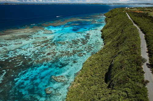 伊良部の三角点からの断崖と透明な海岸・沖縄宮古島の絶景