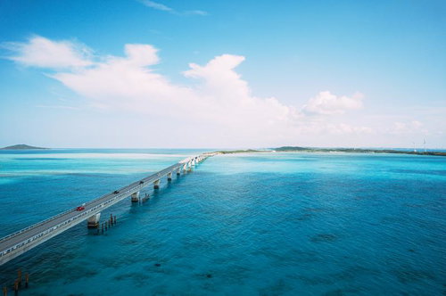 宮古島のシンボル伊良部大橋を空から捉えた光景