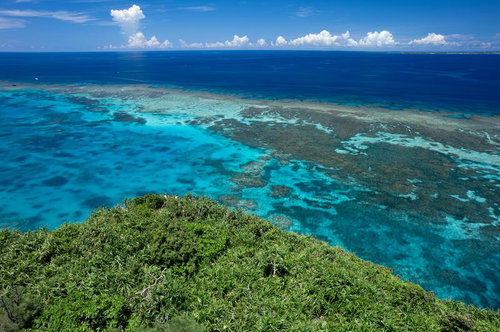 宮古島の三角点から撮影した海岸線と珊瑚礁の空撮