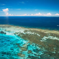 宮古島・伊良部の海岸線を空から捉えた絶景の写真