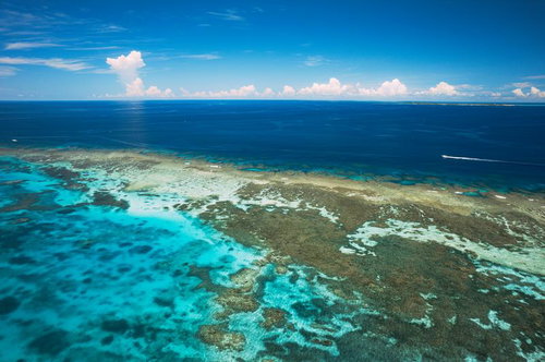 宮古島・伊良部の海岸線を空から捉えた絶景