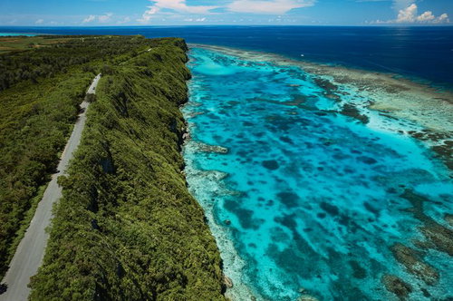 宮古島の三角点から見る伊良部の断崖海岸とターコイズブルーの海