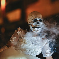 髑髏の花嫁コスプレ（煙の中）の写真