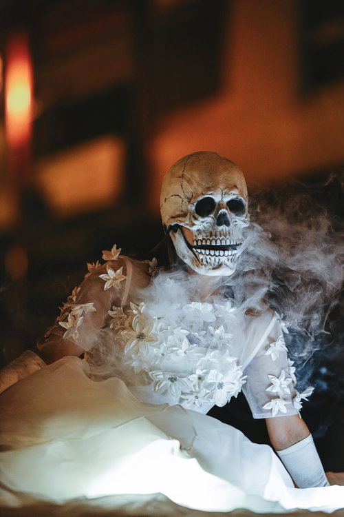 髑髏の花嫁コスプレ（煙の中）