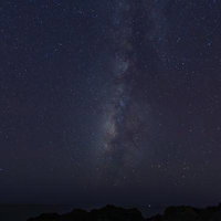 天の川が流れる夜空と地平線 星空観測 銀河の輝きの写真