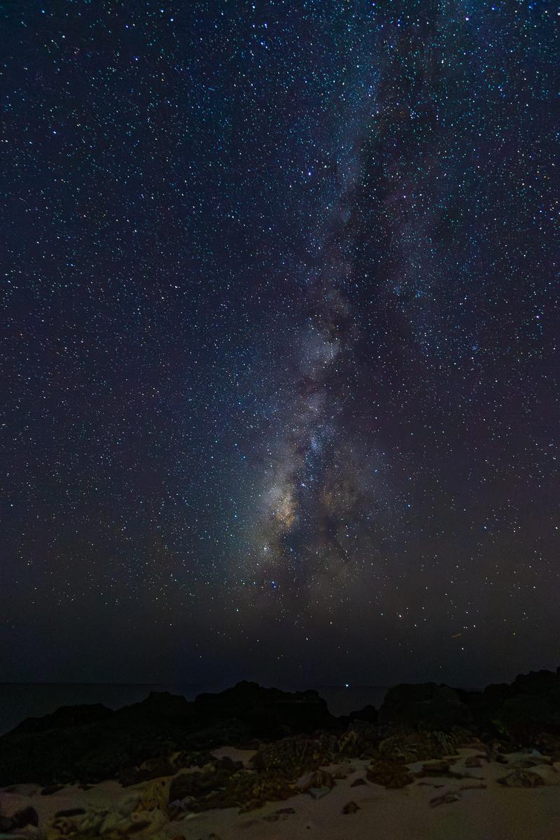 宮古島の夜空に天の川と星雲が光る星景写真
