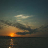 水面に映る夕日のサンセットタイム 湖の風景の写真