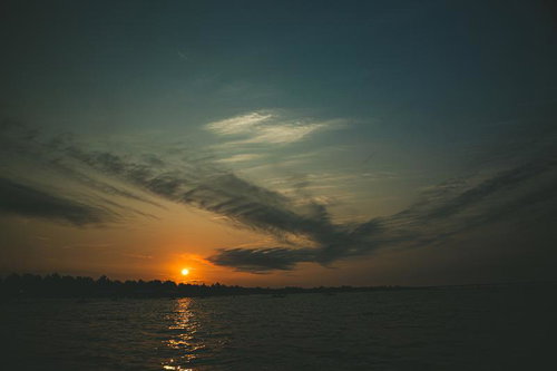 水面に映る夕日のサンセットタイム 湖の風景