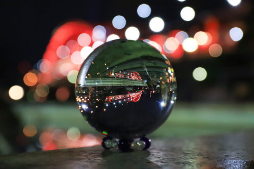 水晶玉越しに見た神戸大橋のライトアップの夜景