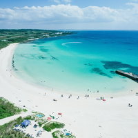 宮古島の海水浴場に集う海水浴客と白い砂浜の風景の写真