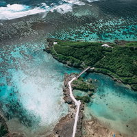 宮古島インギャーマリンガーデンの岩礁と海面の輝きの写真