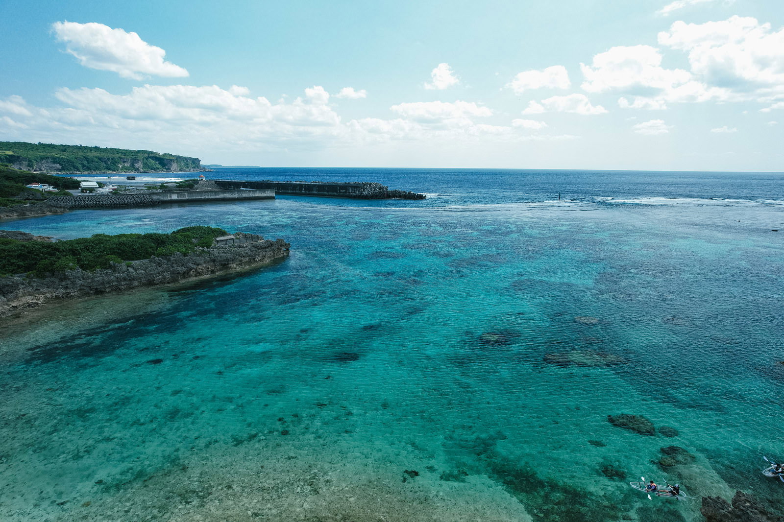 透き通った青い海と防波堤が見える宮古島の海岸の風景