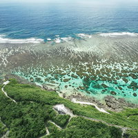広大に広がる宮古島の岩礁と透明な海。インギャーマリンガーデンの写真