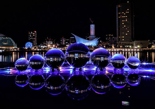 ライトアップされた兵庫夜景が映り込む水晶玉と光芒