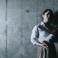 人通りの少ない場所で泥酔するOLの写真