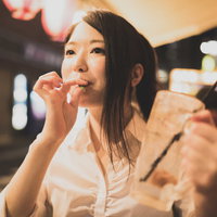 お通しの枝豆サイコー、チューハイで乾杯する女性の写真