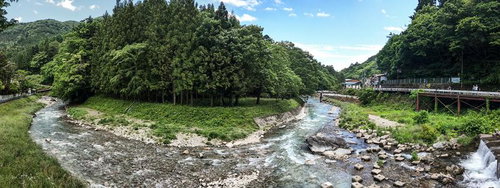 四万温泉を流れる清流のパノラマ