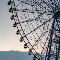 葛西臨海公園の大観覧車が夕焼け空に浮かぶシルエットの写真