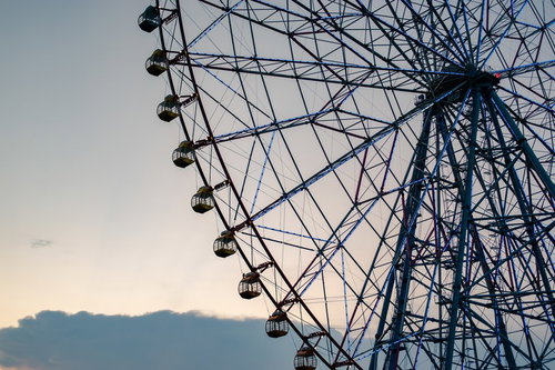 葛西臨海公園の大観覧車が夕焼け空に浮かぶシルエット