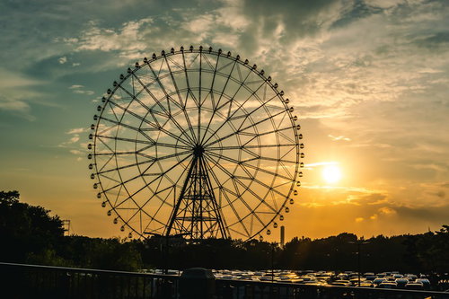葛西臨海公園の夕暮れ時、オレンジ色の空に浮かぶ観覧車
