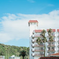 逗子マリーナ周辺の青空に映る住宅地の街並みの写真