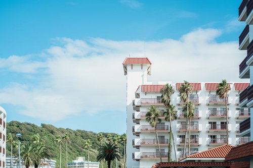 逗子マリーナ周辺の青空に映る住宅地の街並み