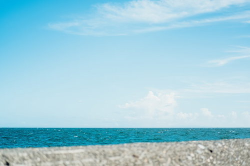 コンクリート堤防と青い海、水平線