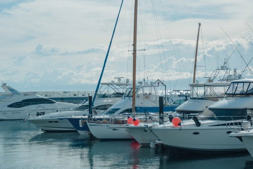 逗子マリーナに停泊する白いヨットとセーリングボート
