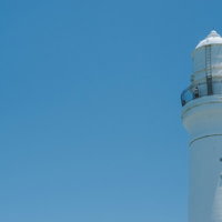 青空に映える犬吠埘灯台の写真